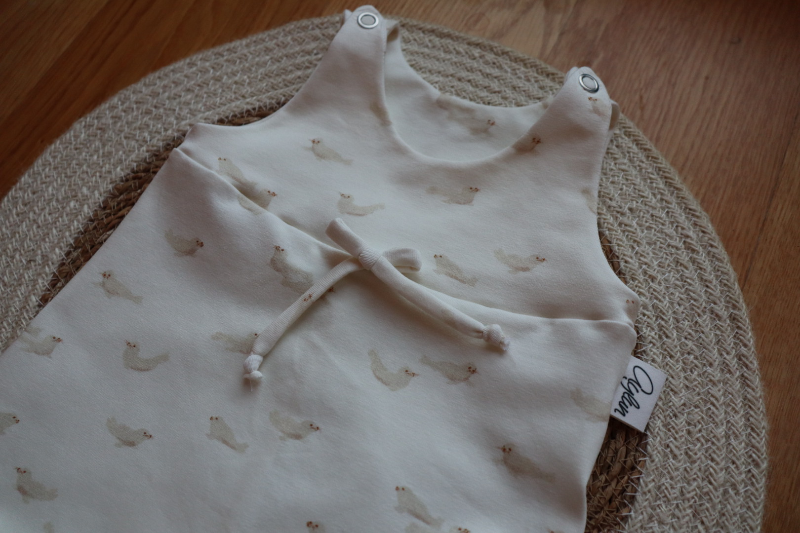 AYLUN Baby Strampler | Seehund-Ecru