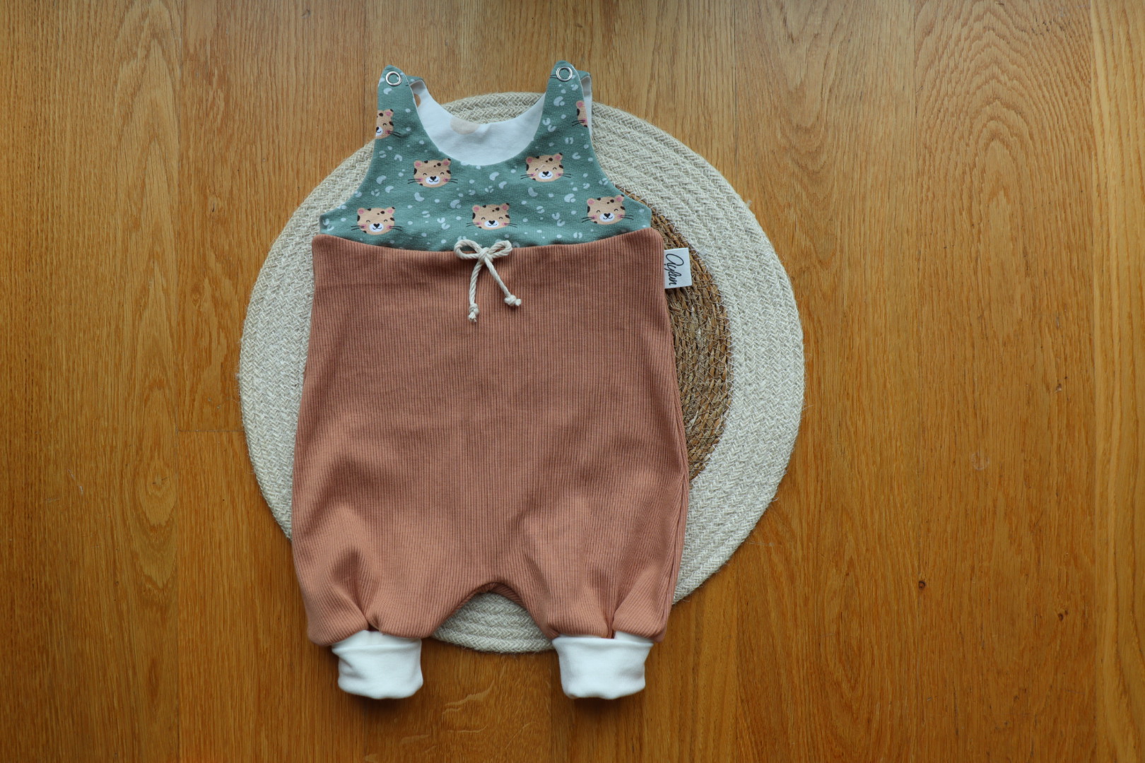 AYLUN Baby Strampler | Leo-peach
