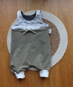 AYLUN Baby Strampler | Dino-Olive