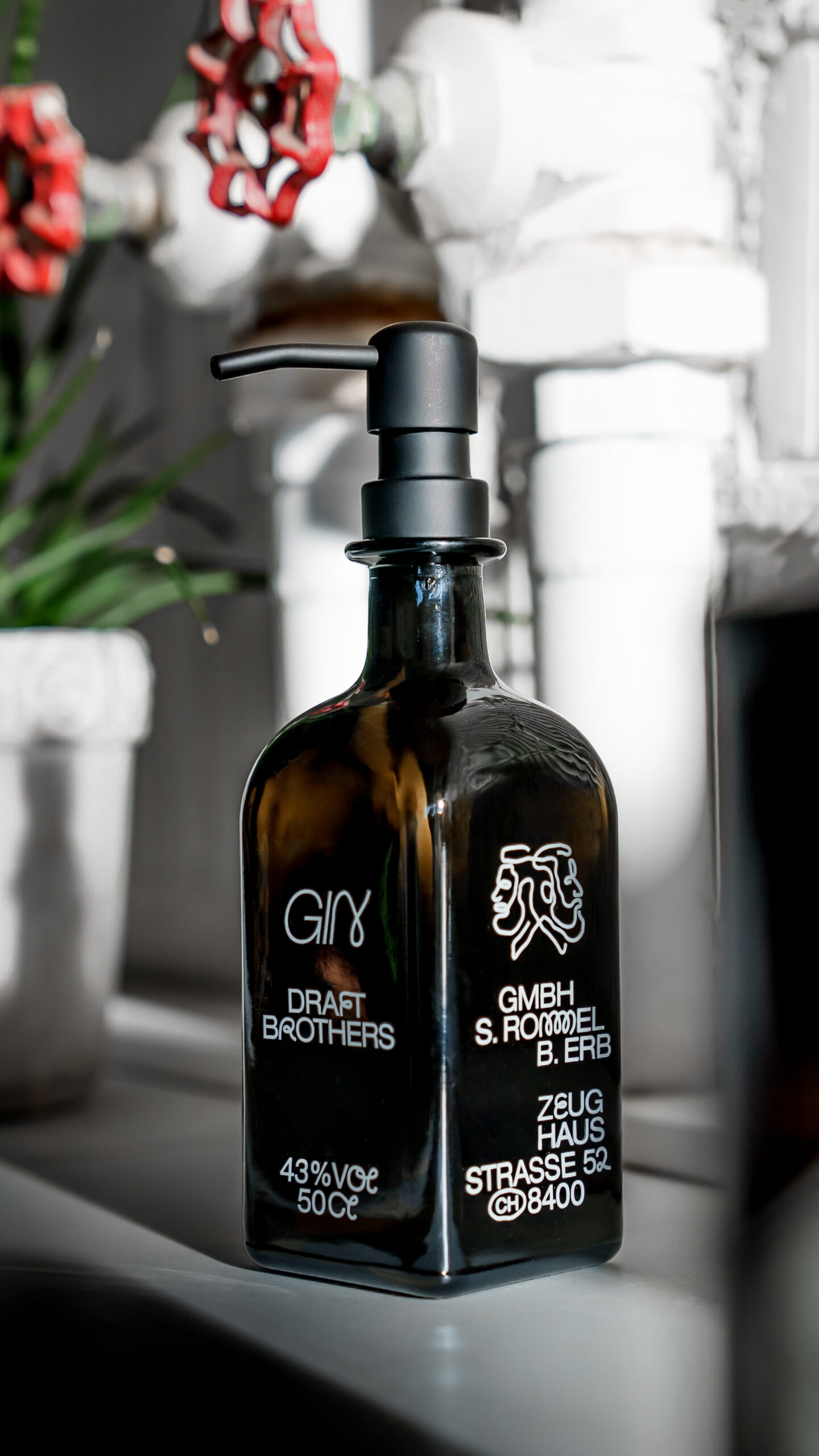 Spender-Aufsatz Pumphead für Glasflaschen schwarz mit Glasflasche gin