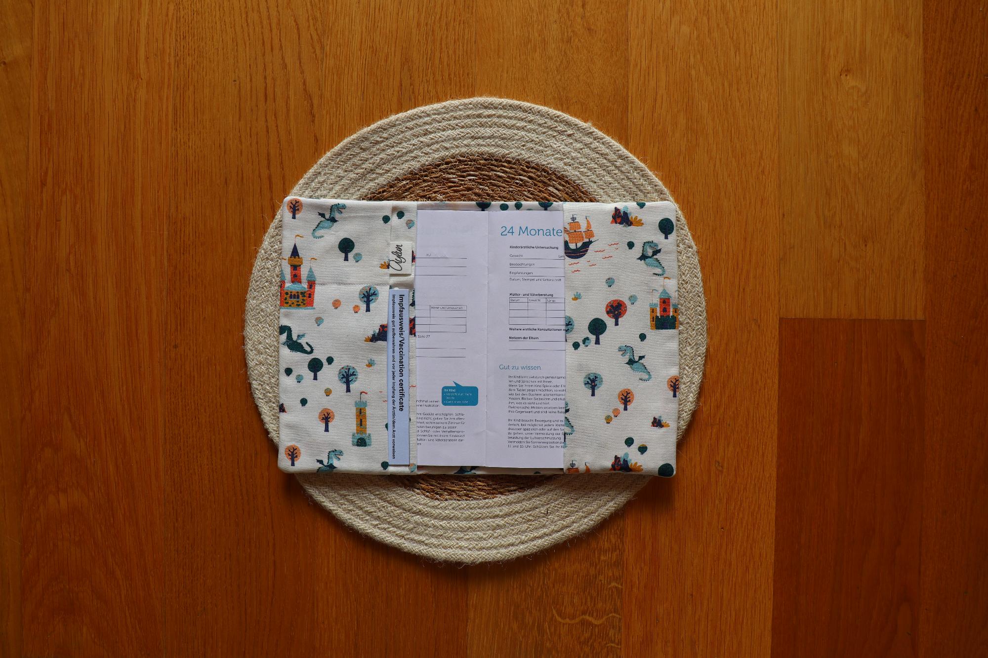 Hülle Gesundheitsheft | Drachenlandschaft