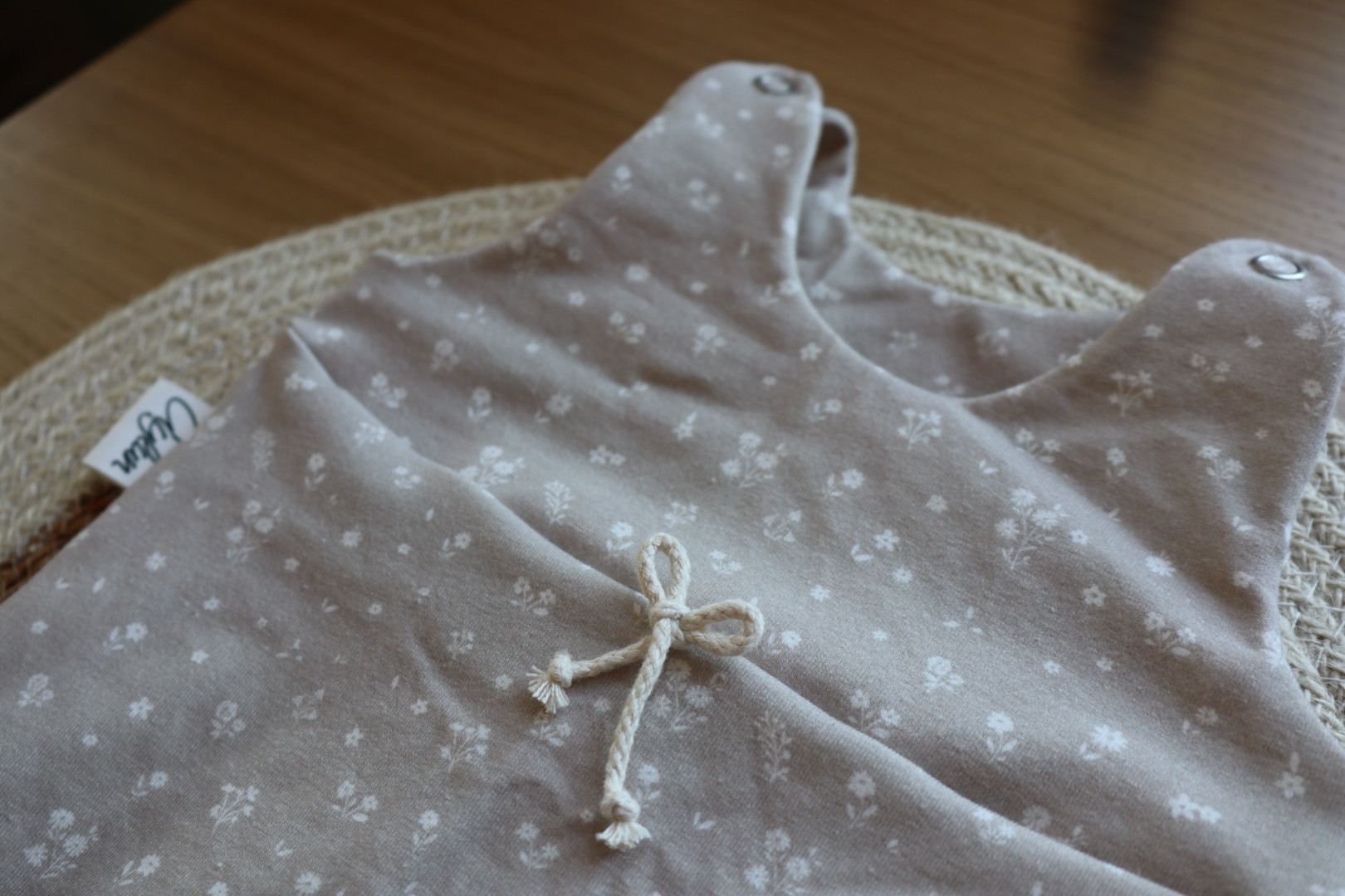 AYLUN Baby Strampler | Taupe mit Flower