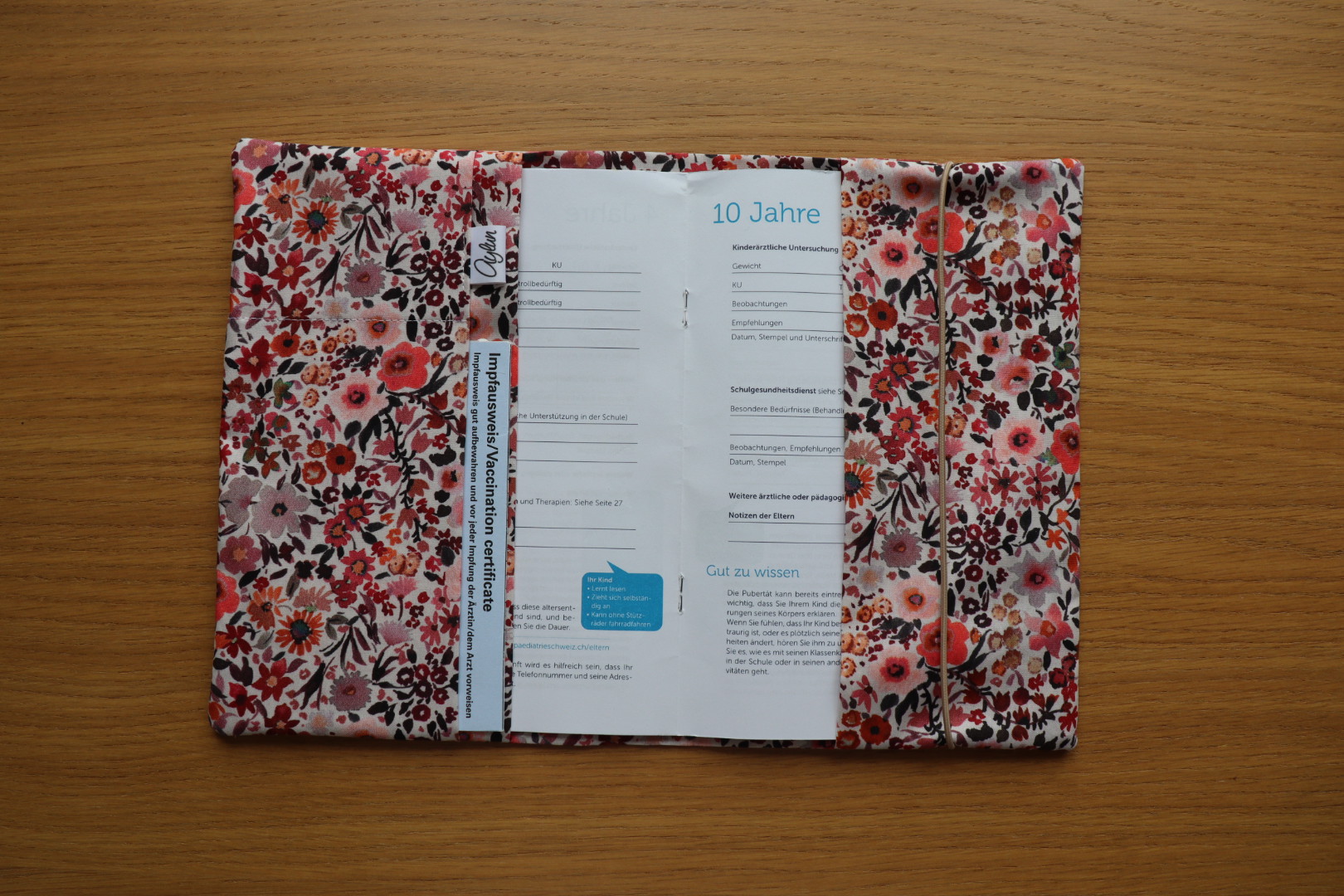AYLUN Hülle Gesundheitsheft | Blumenwiese rot