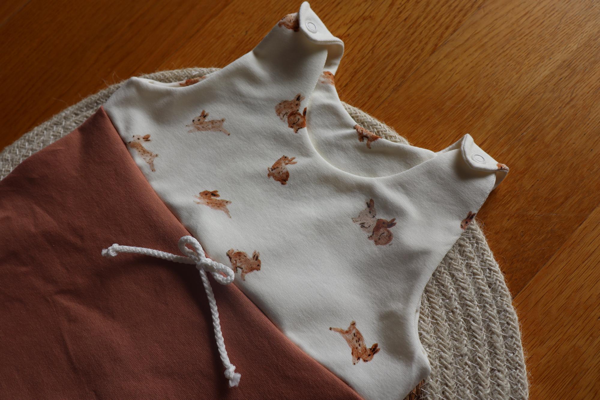 handmade Baby Strampler von Aylun Camel-Häsli