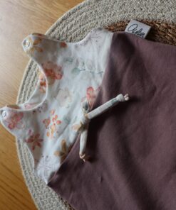 Handmade Strampler Altmauve-Blumen von Aylun