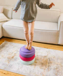 Stapelstein® Original Set 3 | FRESH Beschreibung Tauche ein in eine frische Welt voller Bewegung, Farbenfreude und Fantasie – mit dem Stapelstein® Original Set 3 | FRESH. Dieses Set aus drei lebendigen, aufeinander abgestimmten Farben bringt spielerisch Bewegung in den Alltag deines Kindes. Ob Stapeln, Balancieren, Sitzen oder fantasievolles Spielen – der Stapelstein® lädt Kinder ab einem Jahr dazu ein, sich frei zu entfalten und ihren Körper auf natürliche Weise zu entdecken. Dank der leichten, robusten Bauweise aus ressourcenschonendem Material und dem klaren, reduzierten Design bietet das Set unendlich viele Spielmöglichkeiten – drinnen wie draussen. Die offene Spielstruktur fördert die Kreativität, stärkt das Gleichgewicht und macht motorisches Lernen zum Abenteuer. Eigenschaften Enthält 3 Stapelstein® Originale in frischen Farben: Fresh Green, Fresh Blue, Fresh Pink Extra leicht: nur ca. 180 g pro Stapelstein – ideal für kleine Kinderhände Belastbar bis 180 kg – geeignet für Kinder & Erwachsene Wasser-, speichel- und UV-beständig – ideal für Outdoor-Spass Geräuscharm und bodenschonend – perfekt für empfindliche Innenräume 100 % recyclebar und frei von Schadstoffen Made in Germany – klimaneutral und regional produziert Neu: Mit 15 % Recyclinganteil aus maritimem Industrieabfall – ein aktiver Beitrag zum Schutz unserer Meere Saison Das Stapelstein® Original Set 3 | FRESH ist das ganze Jahr über einsatzbereit. Ob bei Sonnenschein im Garten oder bei schlechtem Wetter im Wohnzimmer – Bewegung, Spiel und Spass kennen keine Saison! Anwendung Das Set bietet unzählige Spielmöglichkeiten: Balancierparcours bauen Farben sortieren und zuordnen Türme stapeln und kreativ konstruieren Als Tritthilfe oder Hocker verwenden In Rollenspiele oder Bewegungsstationen integrieren Es eignet sich sowohl für Einzelspiele als auch für Gruppenaktivitäten – zu Hause, im Kindergarten oder in der Therapie. Nachhaltigkeit Mit Stapelstein® spielst du mit gutem Gewissen: Die Bausteine bestehen aus langlebigem, recycelbarem EPP und werden in Deutschland unter ökologisch verantwortungsvollen Bedingungen gefertigt. Besonders innovativ: Das Set enthält jetzt 15 % Recyclingmaterial aus maritimem Industrieabfall – eine bewusste Entscheidung gegen Plastikverschmutzung in unseren Gewässern und für eine saubere Zukunft. Material & Pflege Material: Expandiertes Polypropylen (EPP) Pflege: Einfach mit Wasser und einem milden Reinigungsmittel abwischen Grösse Ø 27,5 cm | Höhe 12 cm pro Stapelstein