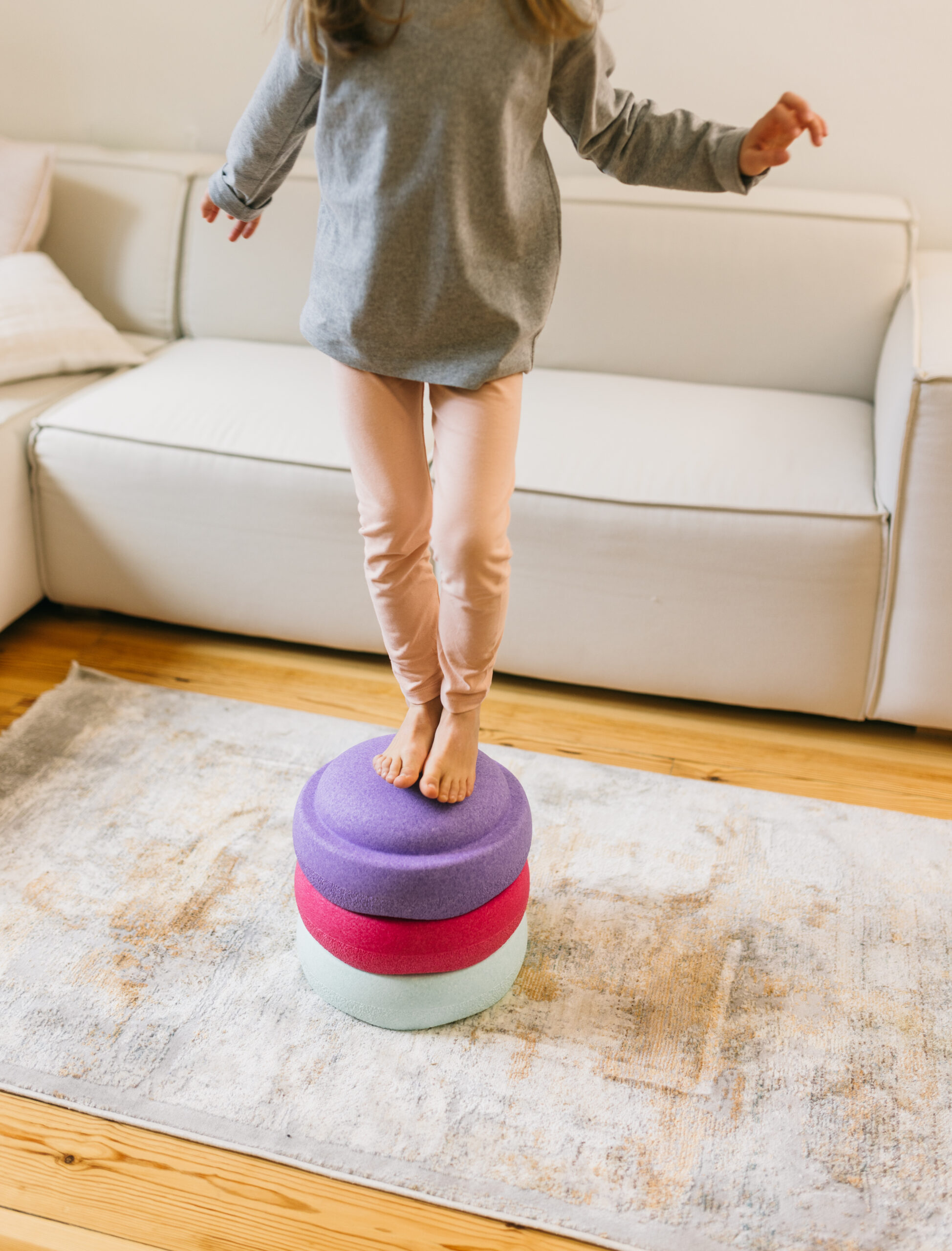 Stapelstein® Original Set 3 | FRESH Beschreibung Tauche ein in eine frische Welt voller Bewegung, Farbenfreude und Fantasie – mit dem Stapelstein® Original Set 3 | FRESH. Dieses Set aus drei lebendigen, aufeinander abgestimmten Farben bringt spielerisch Bewegung in den Alltag deines Kindes. Ob Stapeln, Balancieren, Sitzen oder fantasievolles Spielen – der Stapelstein® lädt Kinder ab einem Jahr dazu ein, sich frei zu entfalten und ihren Körper auf natürliche Weise zu entdecken. Dank der leichten, robusten Bauweise aus ressourcenschonendem Material und dem klaren, reduzierten Design bietet das Set unendlich viele Spielmöglichkeiten – drinnen wie draussen. Die offene Spielstruktur fördert die Kreativität, stärkt das Gleichgewicht und macht motorisches Lernen zum Abenteuer. Eigenschaften Enthält 3 Stapelstein® Originale in frischen Farben: Fresh Green, Fresh Blue, Fresh Pink Extra leicht: nur ca. 180 g pro Stapelstein – ideal für kleine Kinderhände Belastbar bis 180 kg – geeignet für Kinder & Erwachsene Wasser-, speichel- und UV-beständig – ideal für Outdoor-Spass Geräuscharm und bodenschonend – perfekt für empfindliche Innenräume 100 % recyclebar und frei von Schadstoffen Made in Germany – klimaneutral und regional produziert Neu: Mit 15 % Recyclinganteil aus maritimem Industrieabfall – ein aktiver Beitrag zum Schutz unserer Meere Saison Das Stapelstein® Original Set 3 | FRESH ist das ganze Jahr über einsatzbereit. Ob bei Sonnenschein im Garten oder bei schlechtem Wetter im Wohnzimmer – Bewegung, Spiel und Spass kennen keine Saison! Anwendung Das Set bietet unzählige Spielmöglichkeiten: Balancierparcours bauen Farben sortieren und zuordnen Türme stapeln und kreativ konstruieren Als Tritthilfe oder Hocker verwenden In Rollenspiele oder Bewegungsstationen integrieren Es eignet sich sowohl für Einzelspiele als auch für Gruppenaktivitäten – zu Hause, im Kindergarten oder in der Therapie. Nachhaltigkeit Mit Stapelstein® spielst du mit gutem Gewissen: Die Bausteine bestehen aus langlebigem, recycelbarem EPP und werden in Deutschland unter ökologisch verantwortungsvollen Bedingungen gefertigt. Besonders innovativ: Das Set enthält jetzt 15 % Recyclingmaterial aus maritimem Industrieabfall – eine bewusste Entscheidung gegen Plastikverschmutzung in unseren Gewässern und für eine saubere Zukunft. Material & Pflege Material: Expandiertes Polypropylen (EPP) Pflege: Einfach mit Wasser und einem milden Reinigungsmittel abwischen Grösse Ø 27,5 cm | Höhe 12 cm pro Stapelstein