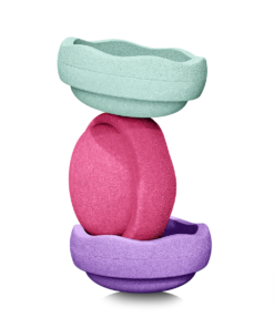 Stapelstein® Original Set 3 | FRESH Beschreibung Tauche ein in eine frische Welt voller Bewegung, Farbenfreude und Fantasie – mit dem Stapelstein® Original Set 3 | FRESH. Dieses Set aus drei lebendigen, aufeinander abgestimmten Farben bringt spielerisch Bewegung in den Alltag deines Kindes. Ob Stapeln, Balancieren, Sitzen oder fantasievolles Spielen – der Stapelstein® lädt Kinder ab einem Jahr dazu ein, sich frei zu entfalten und ihren Körper auf natürliche Weise zu entdecken. Dank der leichten, robusten Bauweise aus ressourcenschonendem Material und dem klaren, reduzierten Design bietet das Set unendlich viele Spielmöglichkeiten – drinnen wie draussen. Die offene Spielstruktur fördert die Kreativität, stärkt das Gleichgewicht und macht motorisches Lernen zum Abenteuer. Eigenschaften Enthält 3 Stapelstein® Originale in frischen Farben: Fresh Green, Fresh Blue, Fresh Pink Extra leicht: nur ca. 180 g pro Stapelstein – ideal für kleine Kinderhände Belastbar bis 180 kg – geeignet für Kinder & Erwachsene Wasser-, speichel- und UV-beständig – ideal für Outdoor-Spass Geräuscharm und bodenschonend – perfekt für empfindliche Innenräume 100 % recyclebar und frei von Schadstoffen Made in Germany – klimaneutral und regional produziert Neu: Mit 15 % Recyclinganteil aus maritimem Industrieabfall – ein aktiver Beitrag zum Schutz unserer Meere Saison Das Stapelstein® Original Set 3 | FRESH ist das ganze Jahr über einsatzbereit. Ob bei Sonnenschein im Garten oder bei schlechtem Wetter im Wohnzimmer – Bewegung, Spiel und Spass kennen keine Saison! Anwendung Das Set bietet unzählige Spielmöglichkeiten: Balancierparcours bauen Farben sortieren und zuordnen Türme stapeln und kreativ konstruieren Als Tritthilfe oder Hocker verwenden In Rollenspiele oder Bewegungsstationen integrieren Es eignet sich sowohl für Einzelspiele als auch für Gruppenaktivitäten – zu Hause, im Kindergarten oder in der Therapie. Nachhaltigkeit Mit Stapelstein® spielst du mit gutem Gewissen: Die Bausteine bestehen aus langlebigem, recycelbarem EPP und werden in Deutschland unter ökologisch verantwortungsvollen Bedingungen gefertigt. Besonders innovativ: Das Set enthält jetzt 15 % Recyclingmaterial aus maritimem Industrieabfall – eine bewusste Entscheidung gegen Plastikverschmutzung in unseren Gewässern und für eine saubere Zukunft. Material & Pflege Material: Expandiertes Polypropylen (EPP) Pflege: Einfach mit Wasser und einem milden Reinigungsmittel abwischen Grösse Ø 27,5 cm | Höhe 12 cm pro Stapelstein
