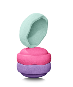 Stapelstein® Original Set 3 | FRESH Beschreibung Tauche ein in eine frische Welt voller Bewegung, Farbenfreude und Fantasie – mit dem Stapelstein® Original Set 3 | FRESH. Dieses Set aus drei lebendigen, aufeinander abgestimmten Farben bringt spielerisch Bewegung in den Alltag deines Kindes. Ob Stapeln, Balancieren, Sitzen oder fantasievolles Spielen – der Stapelstein® lädt Kinder ab einem Jahr dazu ein, sich frei zu entfalten und ihren Körper auf natürliche Weise zu entdecken. Dank der leichten, robusten Bauweise aus ressourcenschonendem Material und dem klaren, reduzierten Design bietet das Set unendlich viele Spielmöglichkeiten – drinnen wie draussen. Die offene Spielstruktur fördert die Kreativität, stärkt das Gleichgewicht und macht motorisches Lernen zum Abenteuer. Eigenschaften Enthält 3 Stapelstein® Originale in frischen Farben: Fresh Green, Fresh Blue, Fresh Pink Extra leicht: nur ca. 180 g pro Stapelstein – ideal für kleine Kinderhände Belastbar bis 180 kg – geeignet für Kinder & Erwachsene Wasser-, speichel- und UV-beständig – ideal für Outdoor-Spass Geräuscharm und bodenschonend – perfekt für empfindliche Innenräume 100 % recyclebar und frei von Schadstoffen Made in Germany – klimaneutral und regional produziert Neu: Mit 15 % Recyclinganteil aus maritimem Industrieabfall – ein aktiver Beitrag zum Schutz unserer Meere Saison Das Stapelstein® Original Set 3 | FRESH ist das ganze Jahr über einsatzbereit. Ob bei Sonnenschein im Garten oder bei schlechtem Wetter im Wohnzimmer – Bewegung, Spiel und Spass kennen keine Saison! Anwendung Das Set bietet unzählige Spielmöglichkeiten: Balancierparcours bauen Farben sortieren und zuordnen Türme stapeln und kreativ konstruieren Als Tritthilfe oder Hocker verwenden In Rollenspiele oder Bewegungsstationen integrieren Es eignet sich sowohl für Einzelspiele als auch für Gruppenaktivitäten – zu Hause, im Kindergarten oder in der Therapie. Nachhaltigkeit Mit Stapelstein® spielst du mit gutem Gewissen: Die Bausteine bestehen aus langlebigem, recycelbarem EPP und werden in Deutschland unter ökologisch verantwortungsvollen Bedingungen gefertigt. Besonders innovativ: Das Set enthält jetzt 15 % Recyclingmaterial aus maritimem Industrieabfall – eine bewusste Entscheidung gegen Plastikverschmutzung in unseren Gewässern und für eine saubere Zukunft. Material & Pflege Material: Expandiertes Polypropylen (EPP) Pflege: Einfach mit Wasser und einem milden Reinigungsmittel abwischen Grösse Ø 27,5 cm | Höhe 12 cm pro Stapelstein