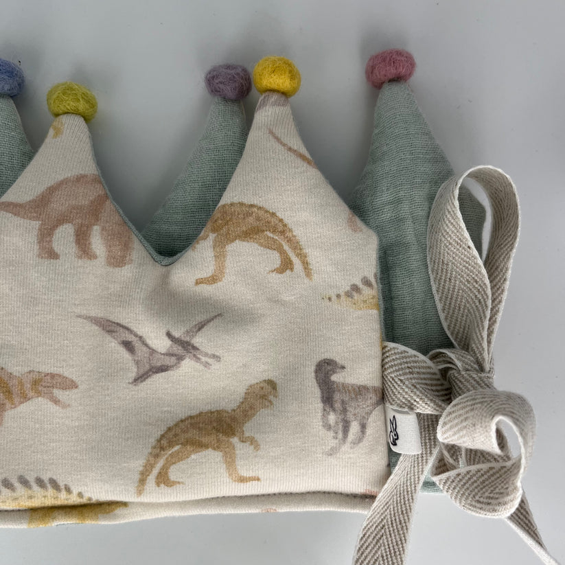 Stoffkrone | Geburtstagskrone Dino Musselin mit Pompons