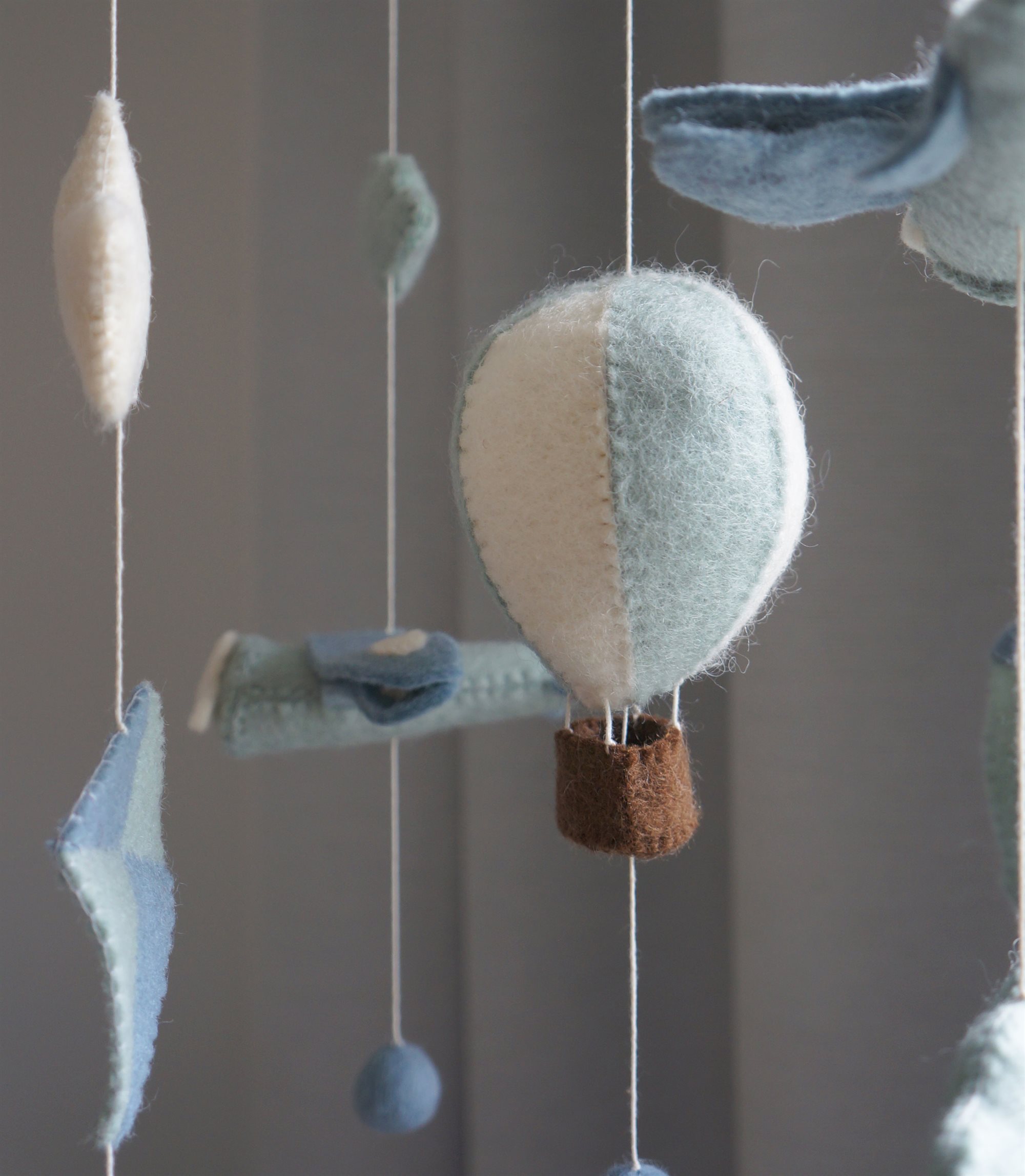 Gamcha Baby Mobile aus Filz | Himmelflug blau – Bild 3