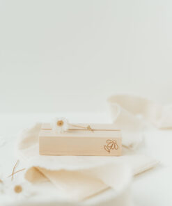 Hej Hanni Postkartenständer Holz | mit Blume