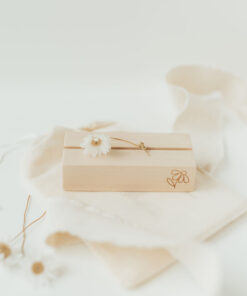Hej Hanni Postkartenständer Holz | mit Blume