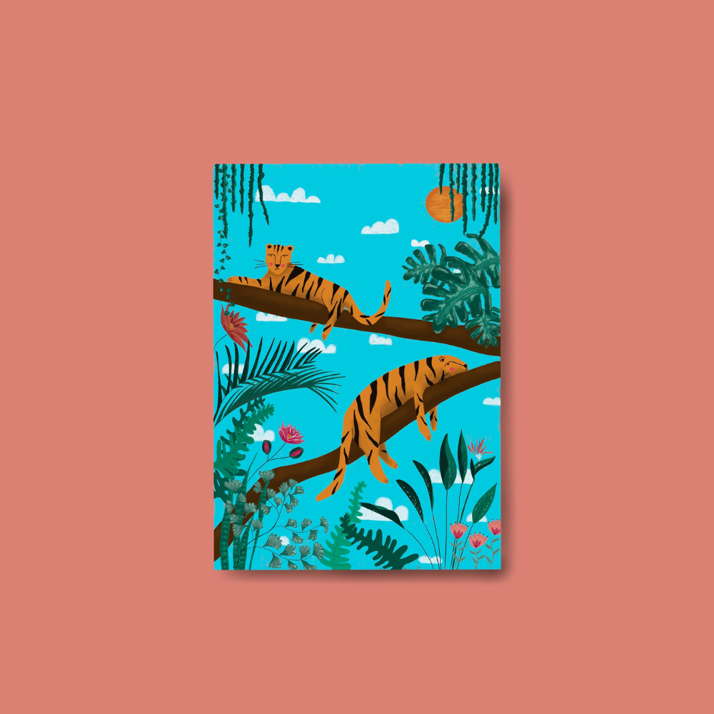 Karinlenaschmid A6 Postkarte | Tiger auf Ast