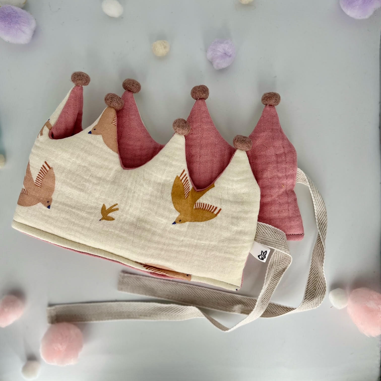 Stoffkrone | Geburtstagskrone Musselin Vögel/rosa mit Pompons