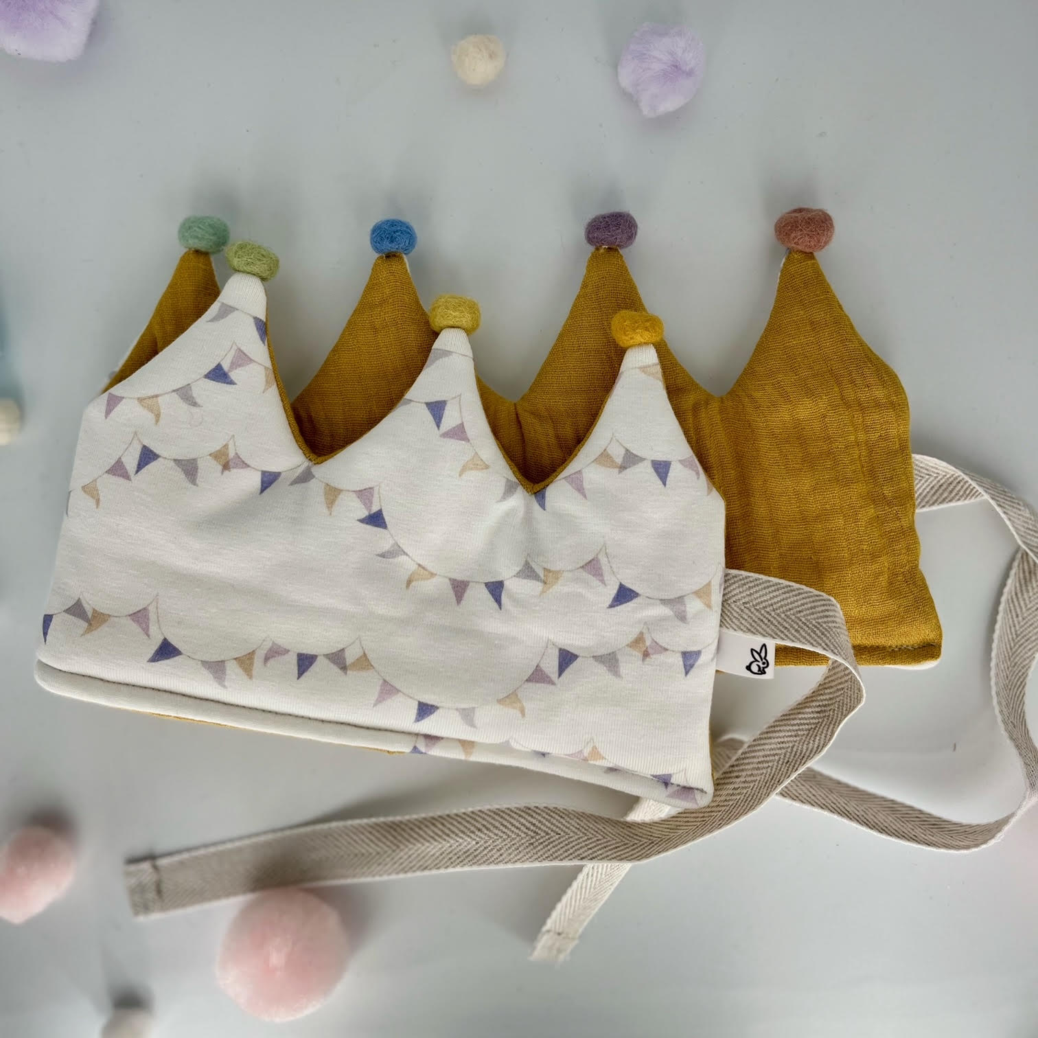 Stoffkrone | Geburtstagskrone Musselin Wimpeli/Senf mit Pompons