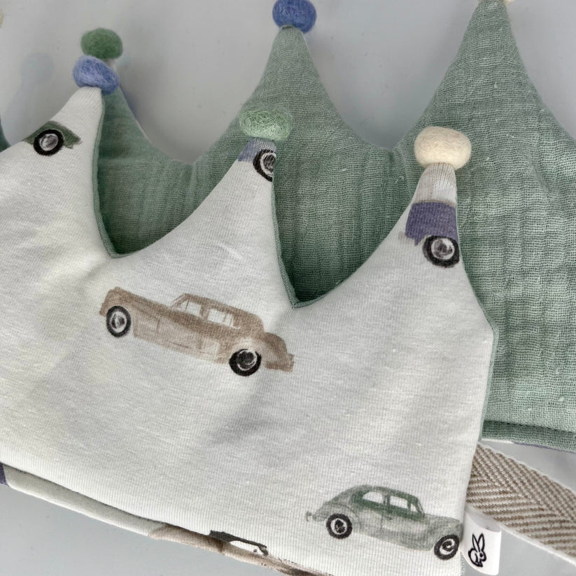 Stoffkrone | Geburtstagskrone Musselin Auto/salbei mit Pompons